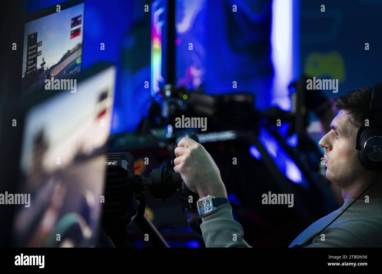 AMSTERDAM: Max Verstappen spielt mit den Finalisten in einem SIM-Rennen. Er spielt im internationalen SIM-Rennen gegen vier Gegner. ANP FREEK VAN DEN BERGH niederlande aus - belgien aus Stockfoto
