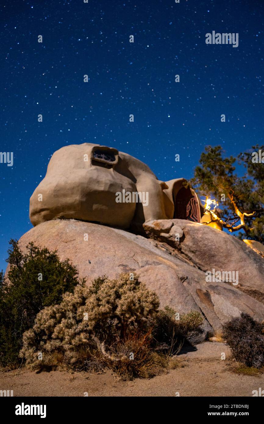 Das Cosmic Castle in Garth's Boulder Garden, aufgenommen während einer klaren Nacht in der Mojave-Wüste. Stockfoto