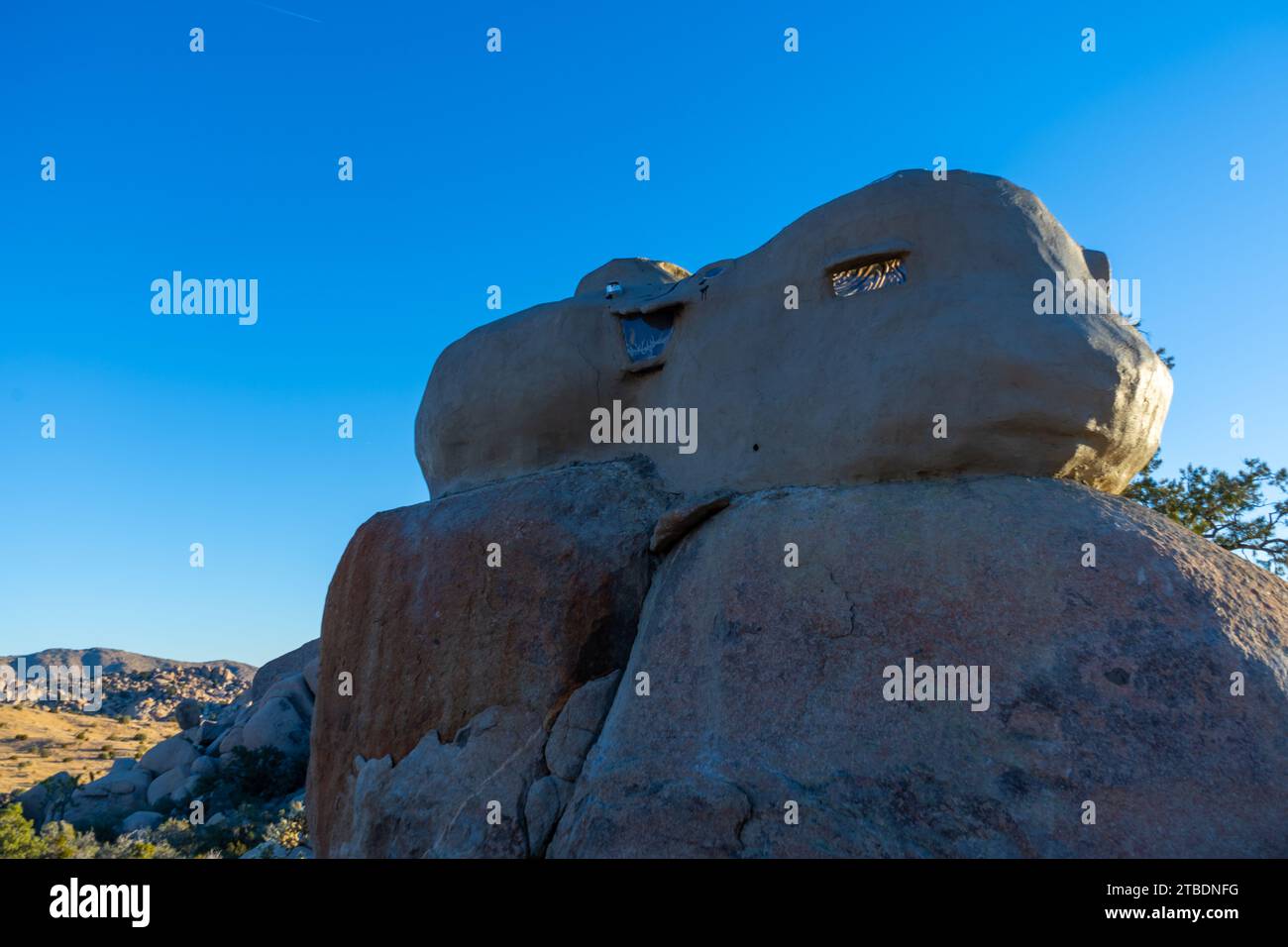 Das Cosmic Castle in Garth's Boulder Garden, aufgenommen im Morgenlicht in der Mojave-Wüste. Stockfoto