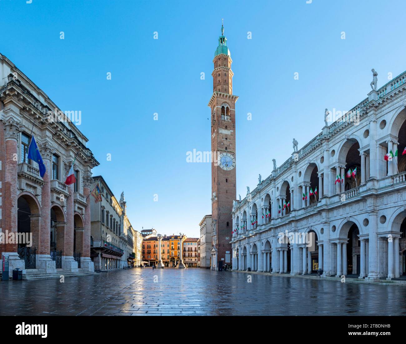 Vicenza - Piazza dei Signori am Morgen mit der Basilika Palladiana und Loggia del Capitaniato. Stockfoto