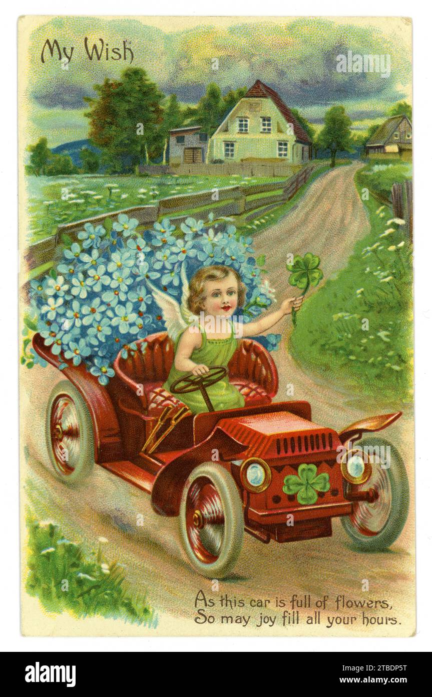 Originelle, charmante, edwardianische Geburtstagsgrußkarte, ein Engel sitzt in einem frühen Auto mit Glücksklee, vergisst mich nicht Blumen im Stiefel, veröffentlicht am 19. April 1910 in London, Großbritannien Stockfoto