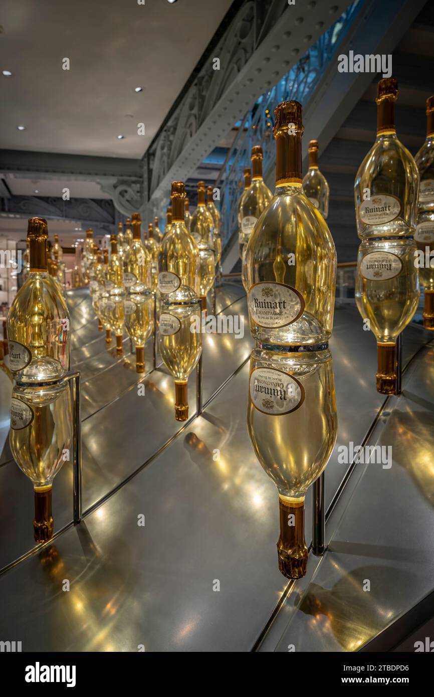 Paris, Frankreich - 12 06 2023: Kaufhaus La Samaritaine. Innenansicht der Ruinart Champagnerflaschen zu Weihnachten Stockfoto