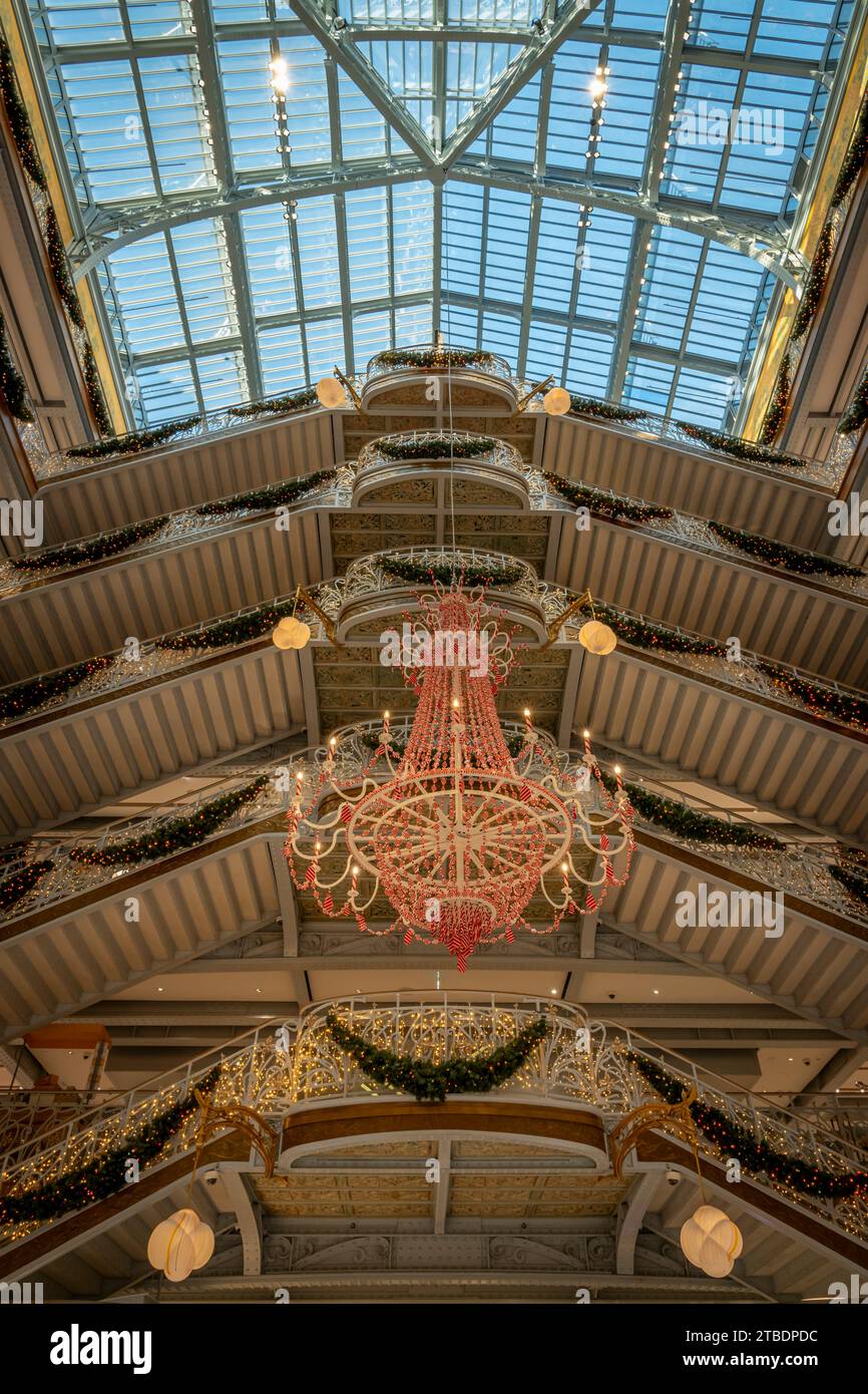 Paris, Frankreich - 12 06 2023: Kaufhaus La Samaritaine. Innenansicht des Weihnachtsleuchters Stockfoto