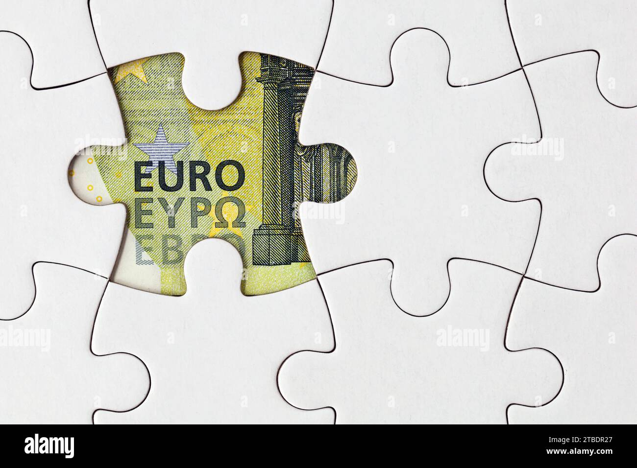 Das fehlende Puzzleteil zeigt einen Teil einer Euro-Banknote, ein Konzept für fehlendes Geld im Pensionsfonds oder im Staatshaushalt Stockfoto