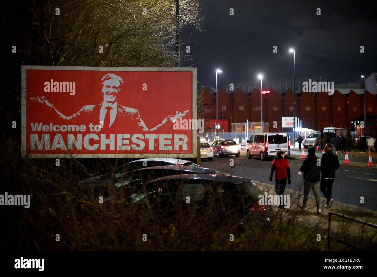 Manchester, Großbritannien. Dezember 2023. Auf dem Weg nach Old Trafford ist ein Plakat von Sir Jim Ratcliffe mit der Aufschrift „Willkommen in Manchester“ zu sehen, das vor dem Premier League-Spiel in Old Trafford, Manchester, zu sehen ist. Der Bildnachweis sollte lauten: Gary Oakley/Sportimage Credit: Sportimage Ltd/Alamy Live News Stockfoto