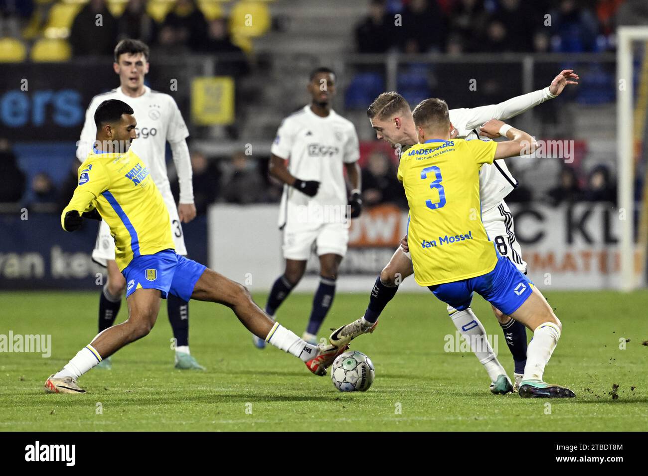 WAALWIJK - (l-r) Yassin Oukili vom RKC Waalwijk, Kenneth Taylor von Ajax, Dario van den Buijs vom RKC Waalwijk während des niederländischen Eredivisie-Spiels zwischen RKC Waalwijk und Ajax Amsterdam im Mandemakers Stadium am 6. Dezember 2023 in Waalwijk, Niederlande. Das Spiel wurde in der 85. Minute am Samstag, dem 30. September, beendet, nachdem RKC-Torhüter Etienne Vaessen nach einer Kollision mit Ajax-Stürmer Brian Brobbey ausfiel. ANP OLAF KRAAK Stockfoto