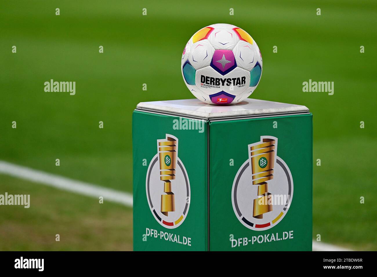 Stuttgart, Deutschland. Dezember 2023. vor Spielbeginn: Adidas Derbystar Spielball liegf auf Podest Logo DFB-Pokal DFB-Pokal.de VfB Stuttgart vs. Borussia Dortmund, Fussball, DFB-Pokal Achtelfinale, Saison 2023/2024, 06.12.2023. DFL-VORSCHRIFTEN VERBIETEN DIE VERWENDUNG VON FOTOS ALS BILDSEQUENZEN UND/ODER QUASI-VIDEO Foto: Eibner-Pressefoto/Michael Weber Credit: dpa/Alamy Live News Stockfoto