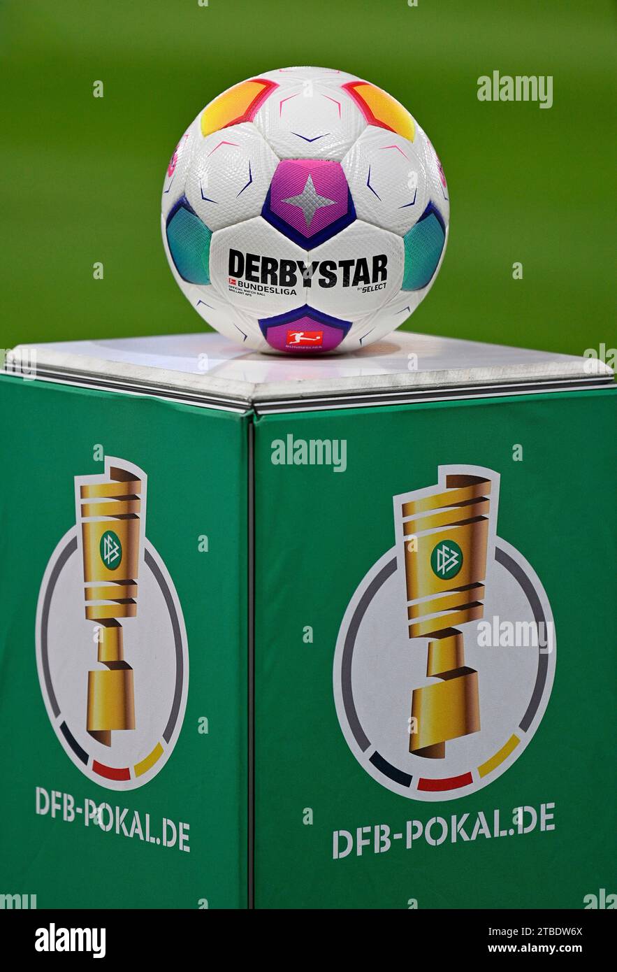 Stuttgart, Deutschland. Dezember 2023. vor Spielbeginn: Adidas Derbystar Spielball liegf auf Podest Logo DFB-Pokal DFB-Pokal.de VfB Stuttgart vs. Borussia Dortmund, Fussball, DFB-Pokal Achtelfinale, Saison 2023/2024, 06.12.2023. DFL-VORSCHRIFTEN VERBIETEN DIE VERWENDUNG VON FOTOS ALS BILDSEQUENZEN UND/ODER QUASI-VIDEO Foto: Eibner-Pressefoto/Michael Weber Credit: dpa/Alamy Live News Stockfoto