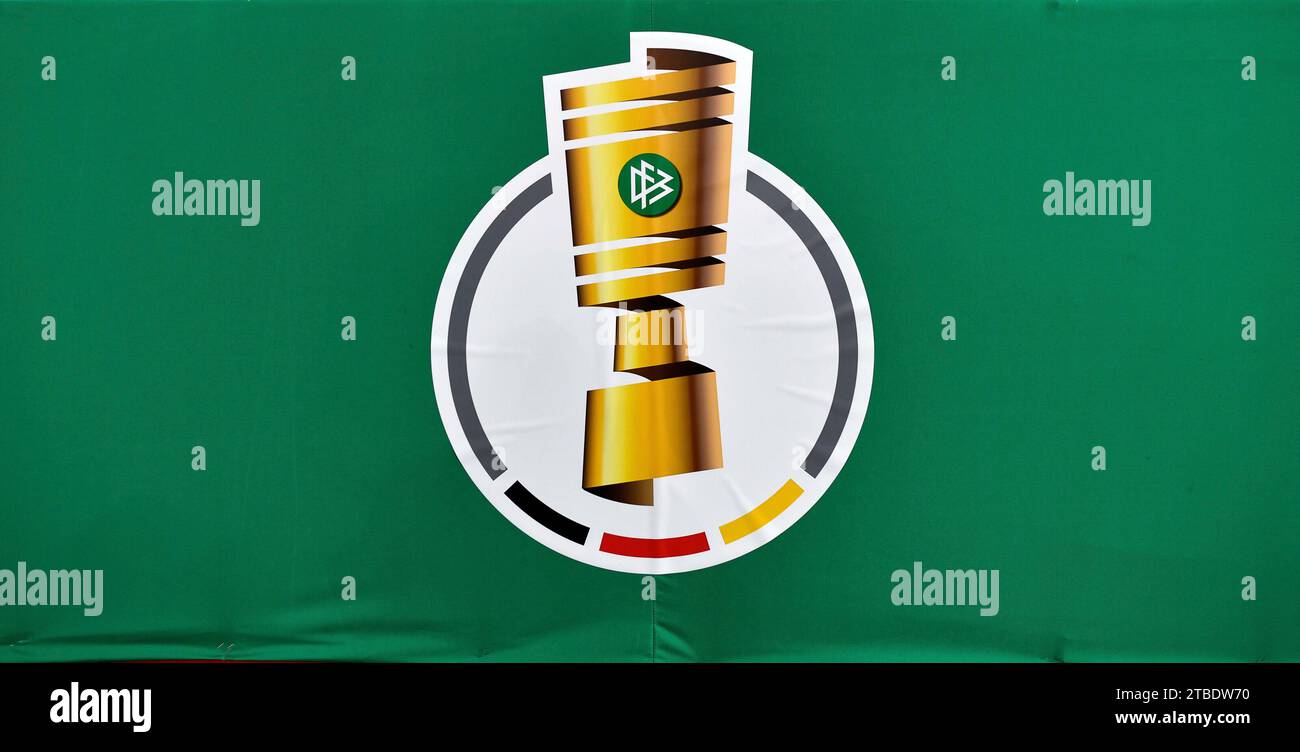Stuttgart, Deutschland. Dezember 2023. vor Spielbeginn: Logo DFB-Pokal DFB-Pokal.de VfB Stuttgart vs. Borussia Dortmund, Fussball, DFB-Pokal Achtelfinale, Saison 2023/2024, 06.12.2023. DFL-VORSCHRIFTEN VERBIETEN DIE VERWENDUNG VON FOTOS ALS BILDSEQUENZEN UND/ODER QUASI-VIDEO Foto: Eibner-Pressefoto/Michael Weber Credit: dpa/Alamy Live News Stockfoto