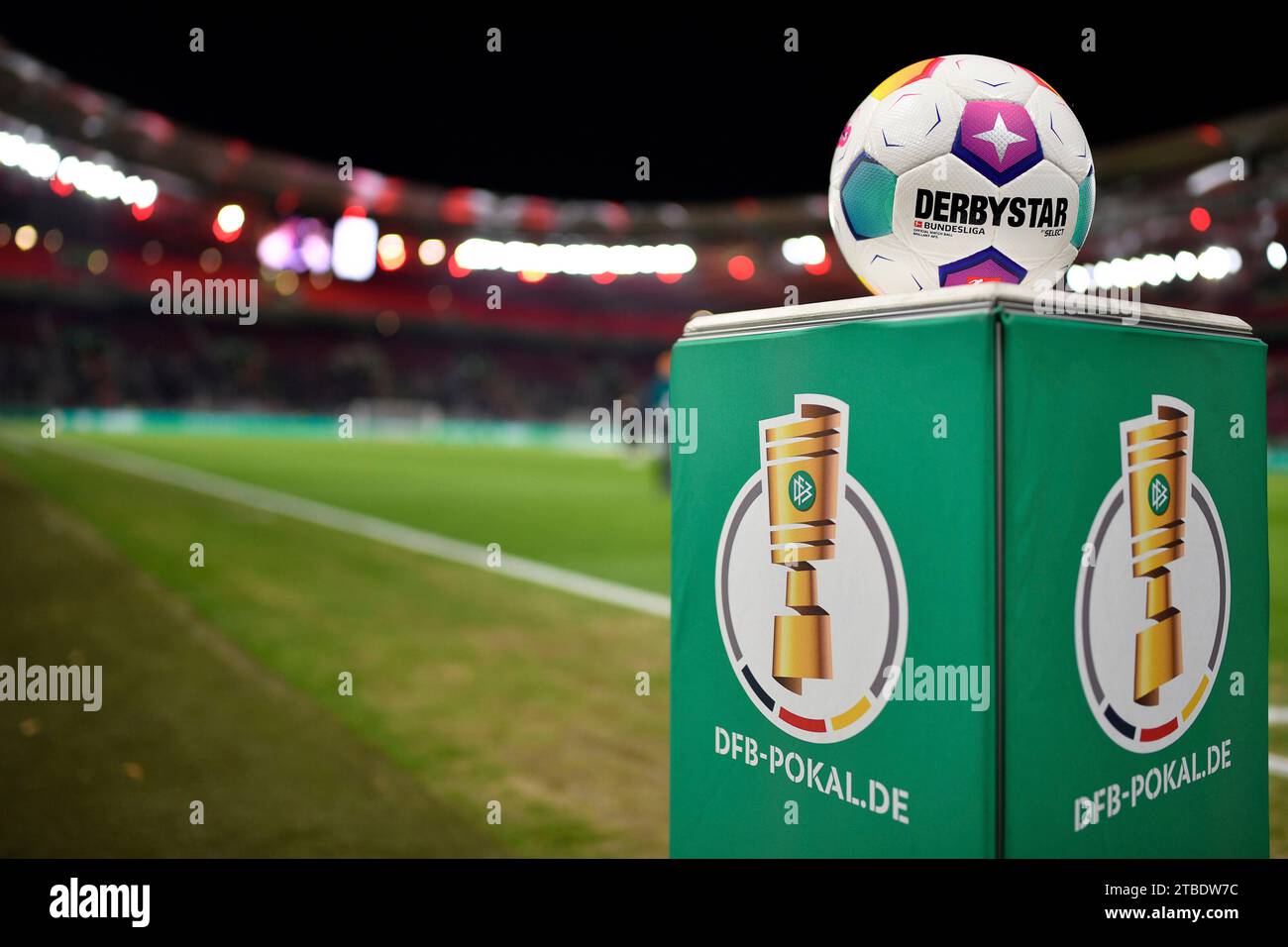 Stuttgart, Deutschland. Dezember 2023. vor Spielbeginn: Adidas Derbystar Spielball liegf auf Podest Logo DFB-Pokal DFB-Pokal.de VfB Stuttgart vs. Borussia Dortmund, Fussball, DFB-Pokal Achtelfinale, Saison 2023/2024, 06.12.2023. DFL-VORSCHRIFTEN VERBIETEN DIE VERWENDUNG VON FOTOS ALS BILDSEQUENZEN UND/ODER QUASI-VIDEO Foto: Eibner-Pressefoto/Michael Weber Credit: dpa/Alamy Live News Stockfoto