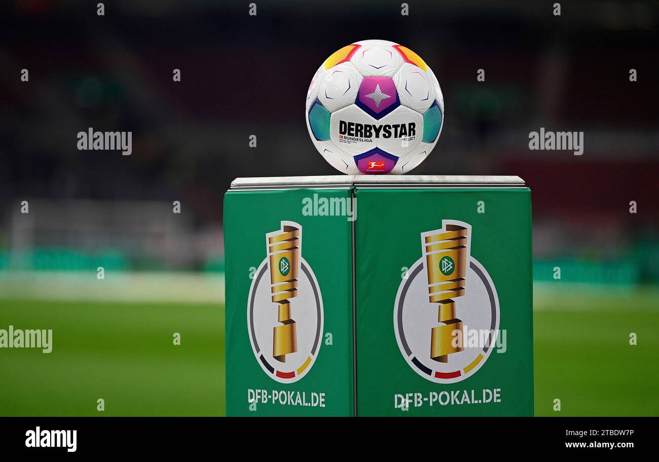 Stuttgart, Deutschland. Dezember 2023. vor Spielbeginn: Adidas Derbystar Spielball liegf auf Podest Logo DFB-Pokal DFB-Pokal.de VfB Stuttgart vs. Borussia Dortmund, Fussball, DFB-Pokal Achtelfinale, Saison 2023/2024, 06.12.2023. DFL-VORSCHRIFTEN VERBIETEN DIE VERWENDUNG VON FOTOS ALS BILDSEQUENZEN UND/ODER QUASI-VIDEO Foto: Eibner-Pressefoto/Michael Weber Credit: dpa/Alamy Live News Stockfoto