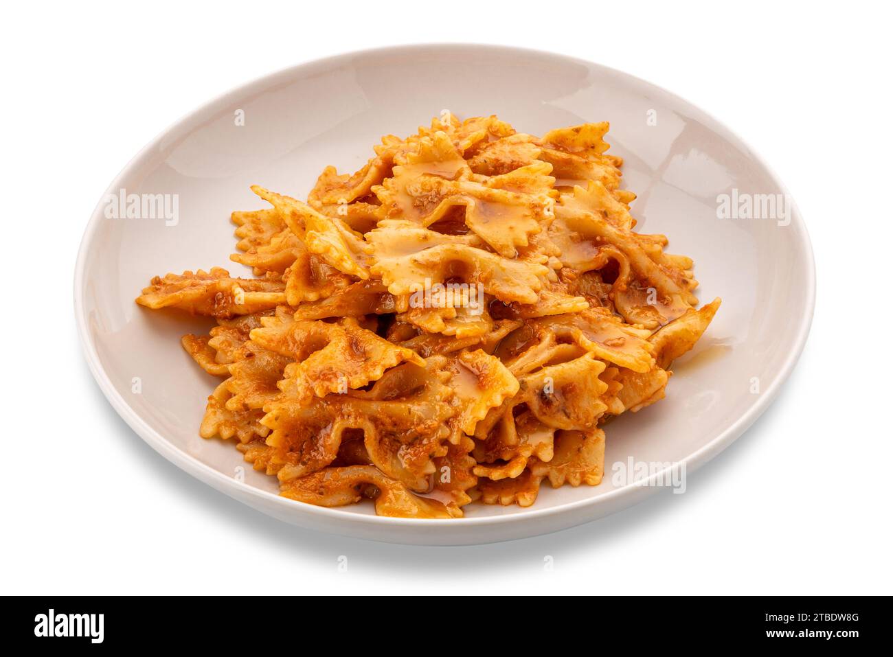 Farfalle Pasta mit Tomaten und Chili und Knoblauchsoße und Olivenöl in weißer Platte isoliert auf weiß mit Schnittpfad im Preis inbegriffen Stockfoto