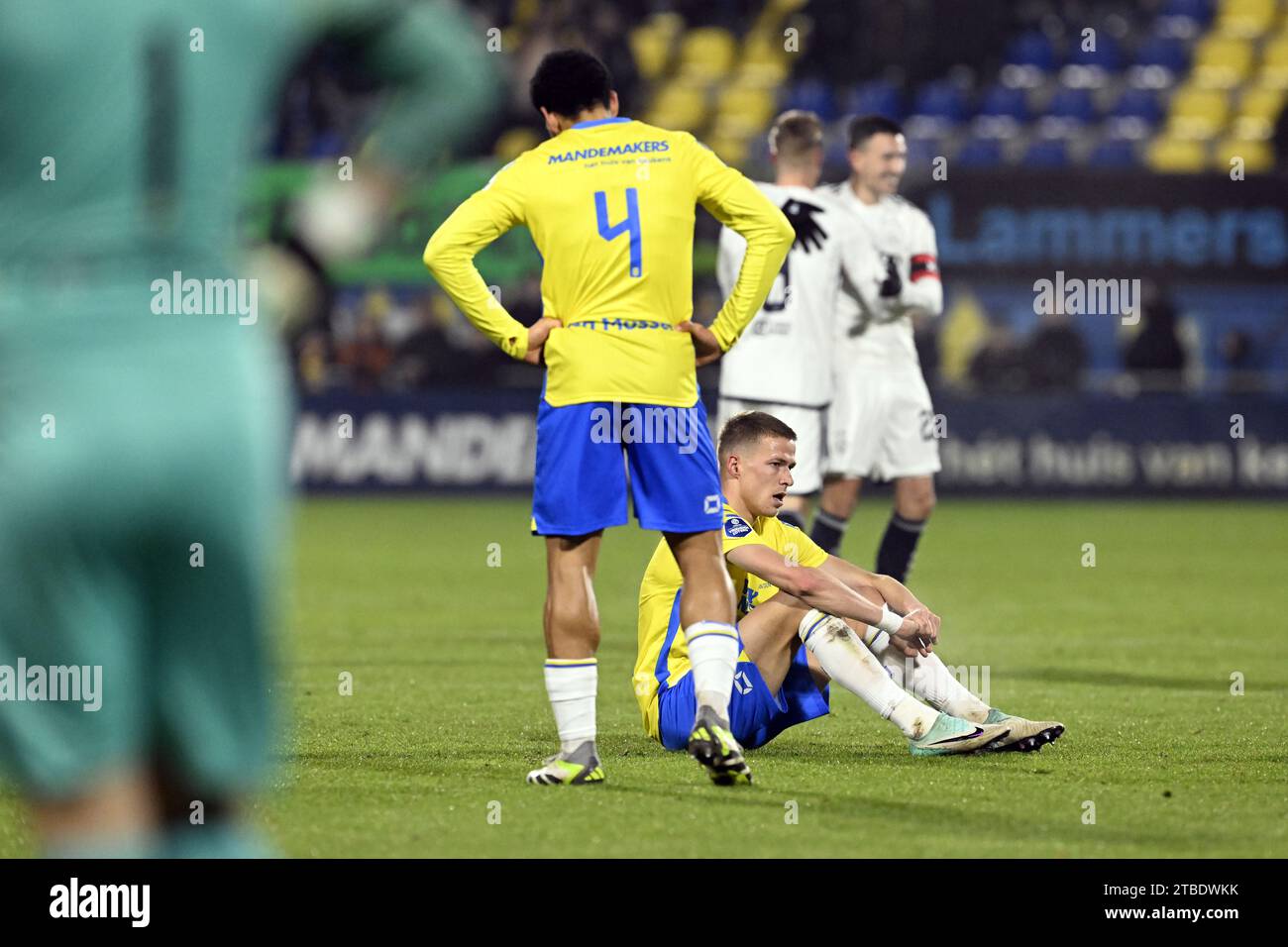 WAALWIJK - RKC-Spieler sind beim niederländischen Eredivisie-Spiel zwischen RKC Waalwijk und Ajax Amsterdam am 6. Dezember 2023 im Mandemakers Stadium in Waalwijk, Niederlande, enttäuscht. Das Spiel wurde in der 85. Minute am Samstag, dem 30. September, beendet, nachdem RKC-Torhüter Etienne Vaessen nach einer Kollision mit Ajax-Stürmer Brian Brobbey ausfiel. ANP OLAF KRAAK Stockfoto