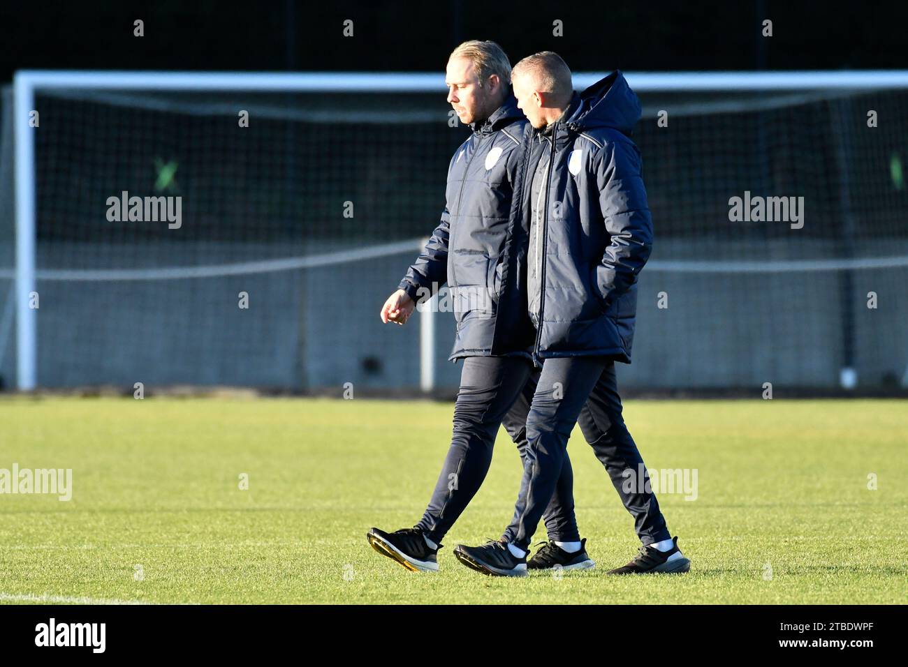 Swansea, Wales. 1. Dezember 2023. Liam Bailey Head Coach von Colchester United Under 21 und Paul Konchesky Colchester United Assistant Coach von Colchester United Under 21 laufen zur Halbzeit auf dem Spielfeld im U21 Professional Development League Spiel zwischen Swansea City und Colchester United an der Swansea City Academy in Swansea, Wales. Dezember 2023. Quelle: Duncan Thomas/Majestic Media. Stockfoto