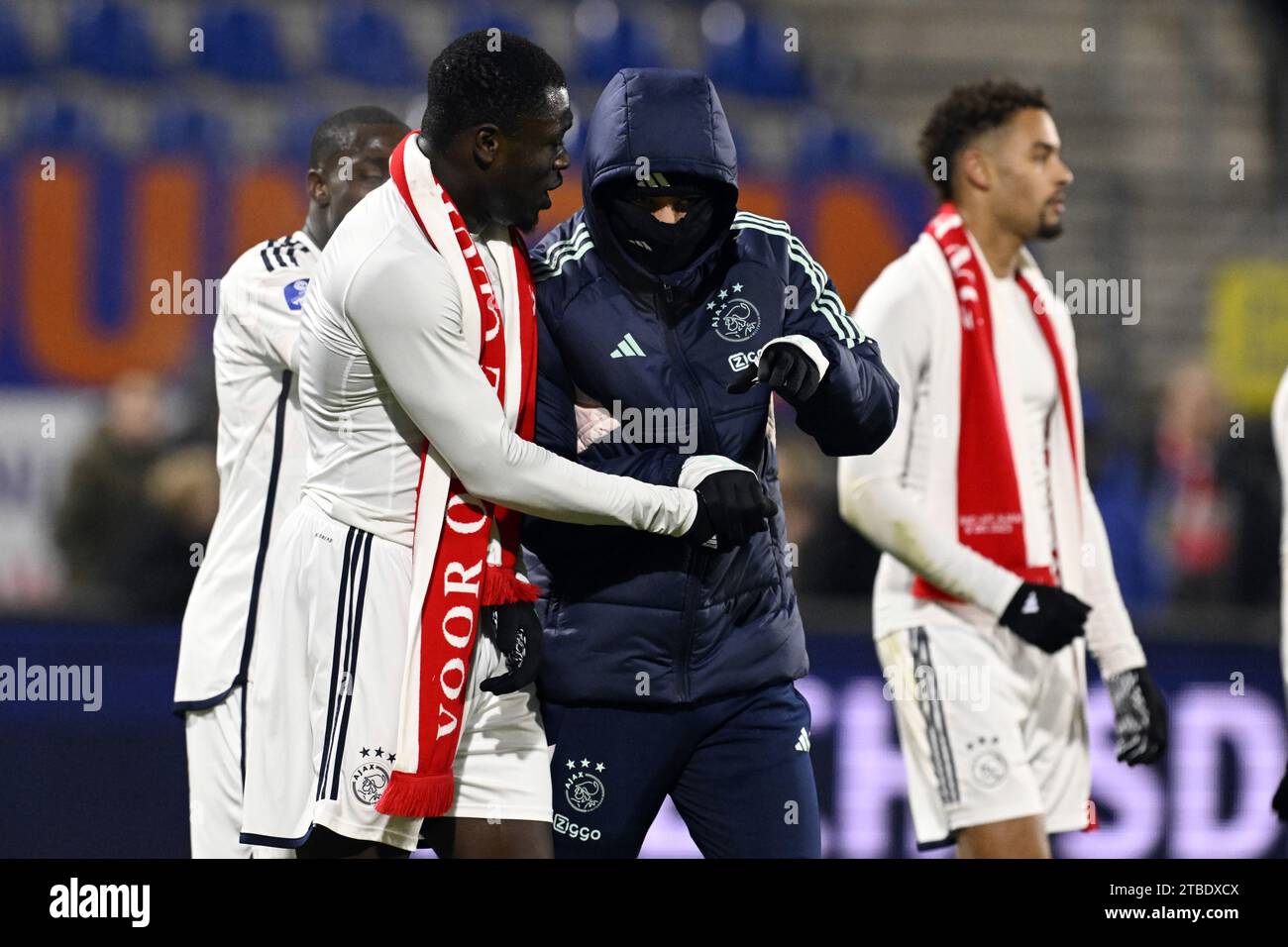 WAALWIJK - (l-r) Brian Brobbey of Ajax, Gaston Avila of Ajax während des niederländischen Eredivisie-Spiels zwischen RKC Waalwijk und Ajax Amsterdam im Mandemakers Stadium am 6. Dezember 2023 in Waalwijk, Niederlande. Das Spiel wurde in der 85. Minute am Samstag, dem 30. September, beendet, nachdem RKC-Torhüter Etienne Vaessen nach einer Kollision mit Ajax-Stürmer Brian Brobbey ausfiel. ANP OLAF KRAAK Stockfoto