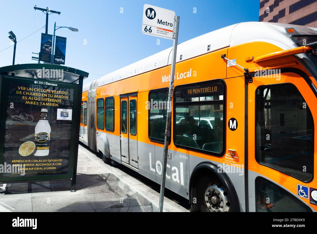 Ein gelber U-Bahn-Bus an einer Bushaltestelle in der Innenstadt Stockfoto