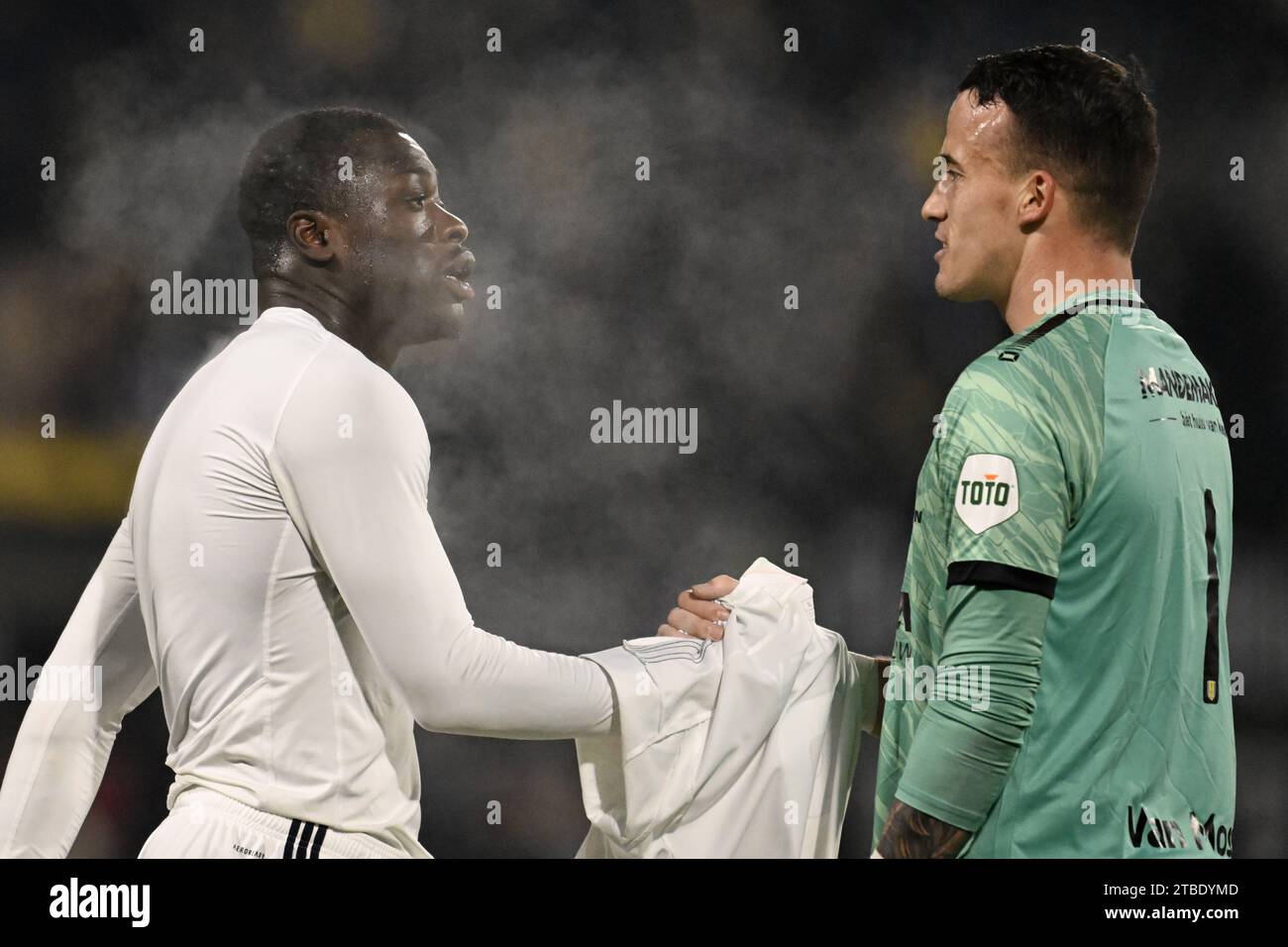 WAALWIJK - RKC-Torhüter Etienne Vaessen, Brian Brobbey aus Ajax während des niederländischen Eredivisie-Spiels zwischen RKC Waalwijk und Ajax Amsterdam im Mandemakers Stadium am 6. Dezember 2023 in Waalwijk, Niederlande. Das Spiel wurde in der 85. Minute am Samstag, dem 30. September, beendet, nachdem RKC-Torhüter Etienne Vaessen nach einer Kollision mit Ajax-Stürmer Brian Brobbey ausfiel. ANP OLAF KRAAK Stockfoto