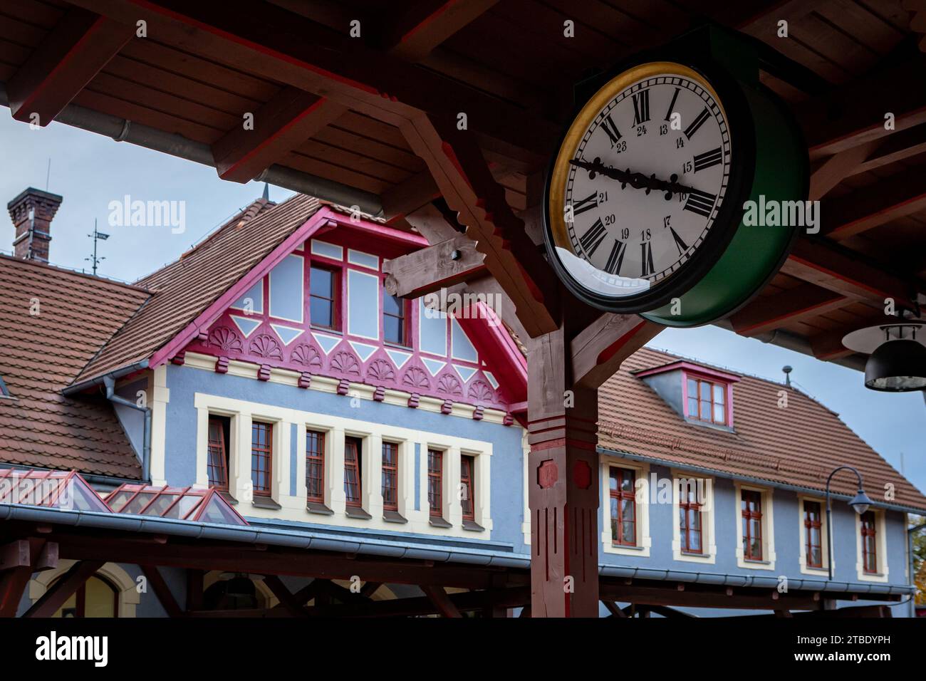Breslau, Polen - 30. Oktober 2023: Historischer Bahnhof im Bezirk Brochow. Stockfoto
