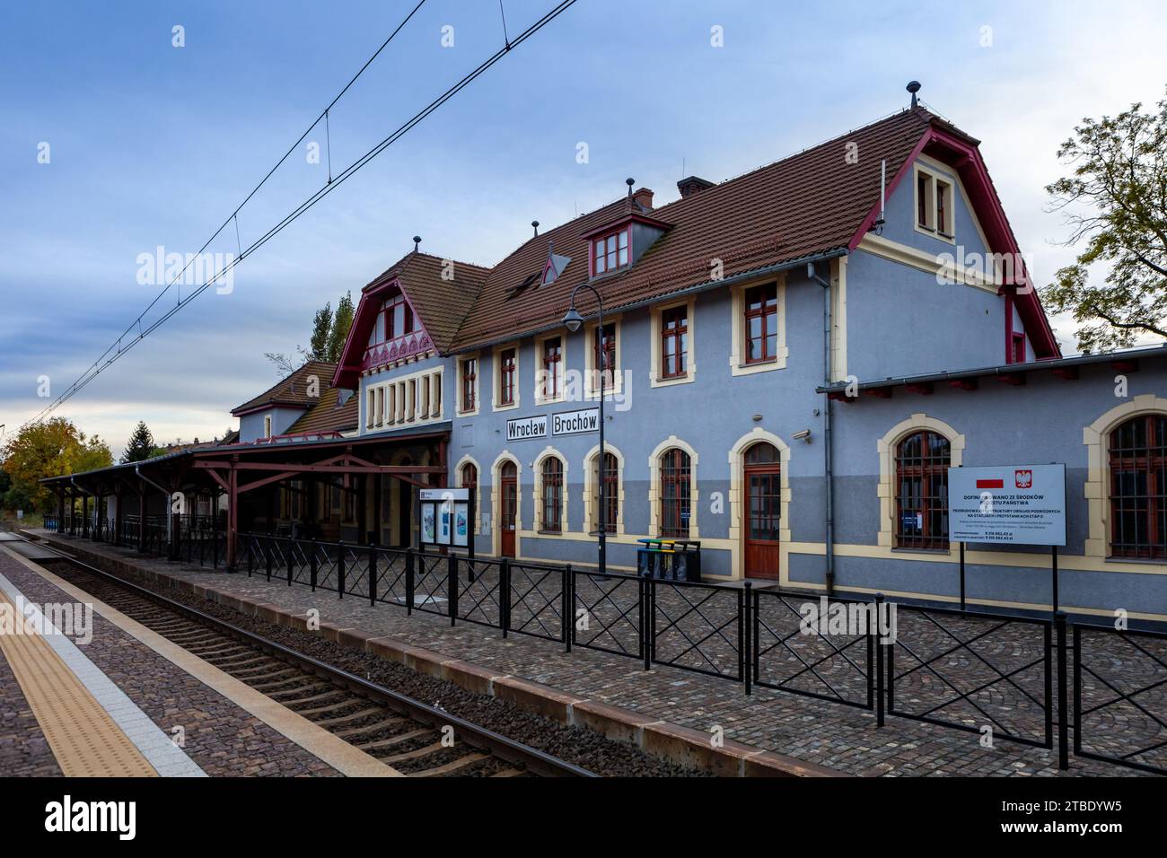 Breslau, Polen - 30. Oktober 2023: Historischer Bahnhof im Bezirk Brochow. Stockfoto