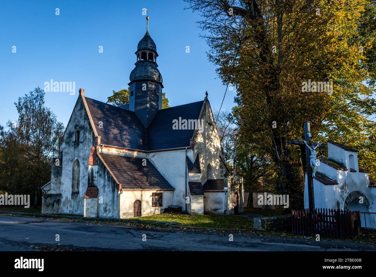 Makowice, Polen - 29. Oktober 2023: Historische römisch-katholische Kirche St. Katharina im Herbst. Stockfoto