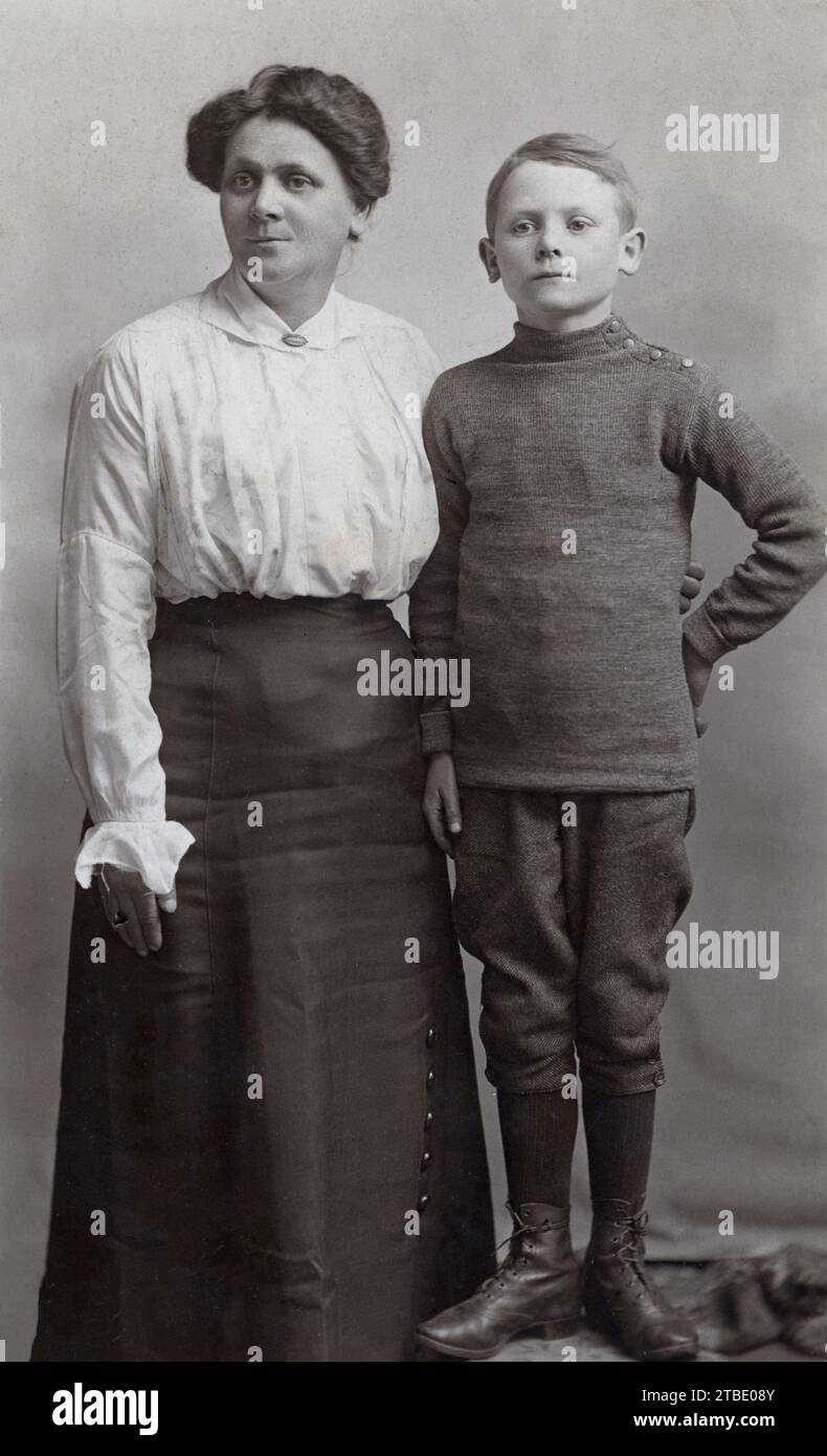 Eine Mutter mit ihrem Sohn in einem Fotostudio. Stockfoto