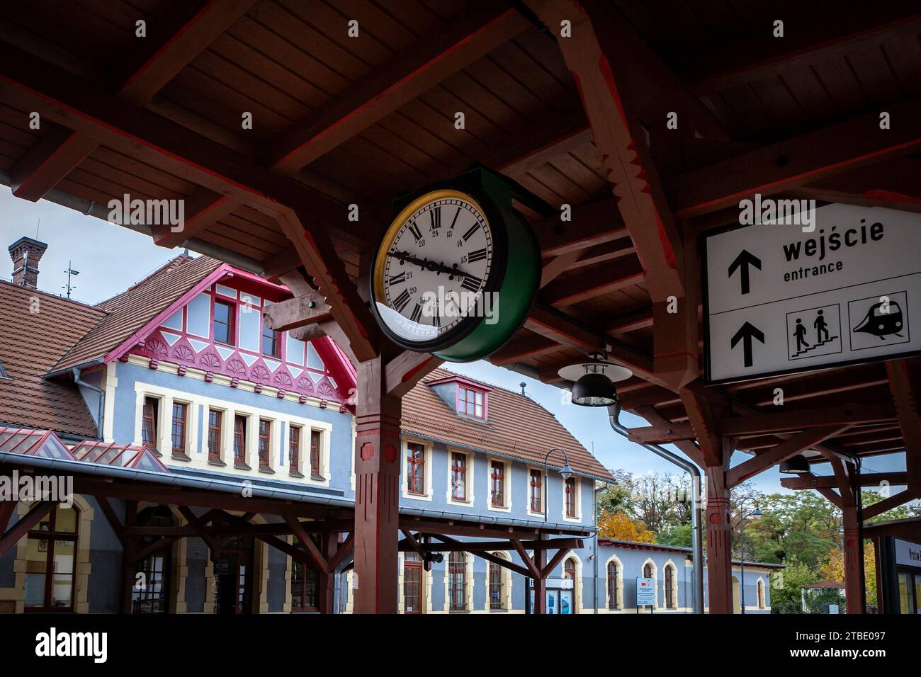 Breslau, Polen - 30. Oktober 2023: Historischer Bahnhof im Bezirk Brochow. Stockfoto