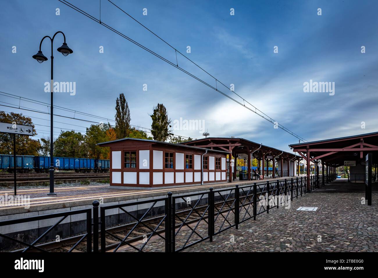 Breslau, Polen - 30. Oktober 2023: Historischer Bahnhof im Bezirk Brochow. Stockfoto