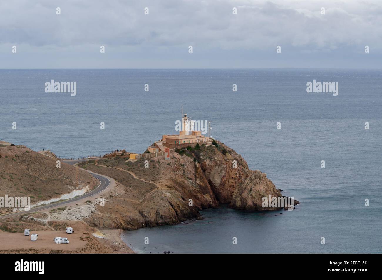 ALMERIA, SPANIEN - 24. JANUAR 2023 der Leuchtturm wurde auf den Ruinen der St. Castle Francis of Paola gebaut, die Teil einer Marineverteidigungsbatterie war Stockfoto