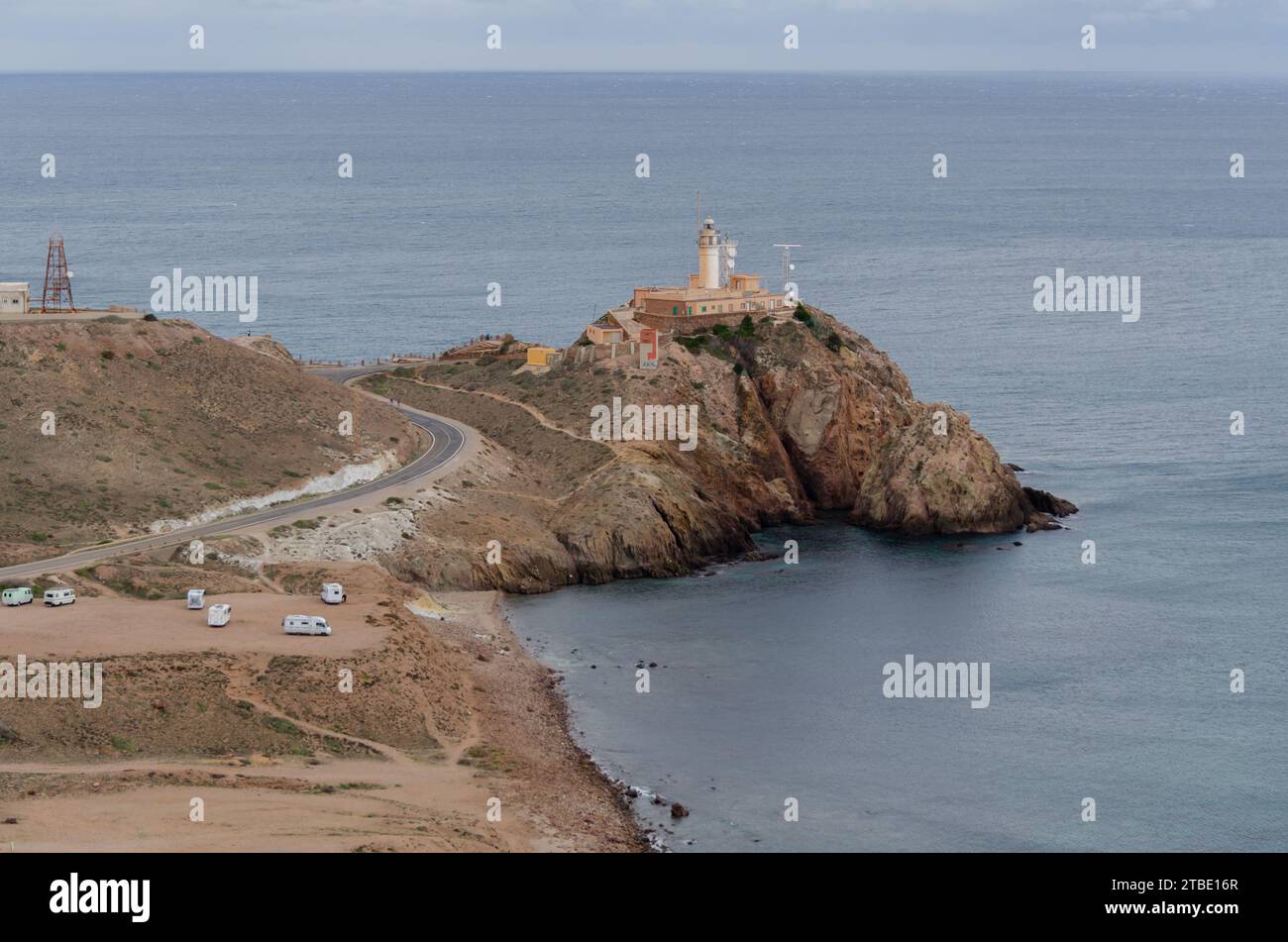 ALMERIA, SPANIEN - 24. JANUAR 2023 der Leuchtturm wurde auf den Ruinen der St. Castle Francis of Paola gebaut, die Teil einer Marineverteidigungsbatterie war Stockfoto