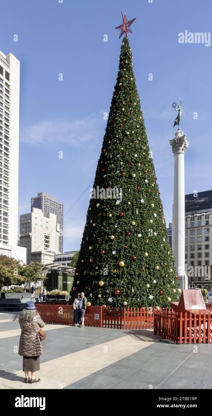 Die Leute posieren für ein Foto vor Macy's Weihnachtsbaum am Union Square, San Francisco, Kalifornien, USA Stockfoto