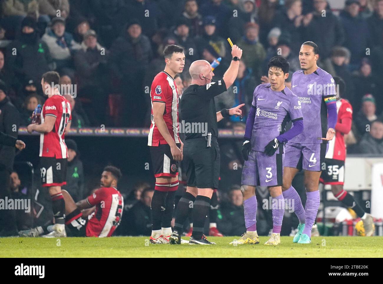 Schiedsrichter Simon Hooper zeigt eine gelbe Karte für Liverpool's Wataru Endo während des Premier League-Spiels in der Bramall Lane, Sheffield. Bilddatum: Mittwoch, 6. Dezember 2023. Stockfoto