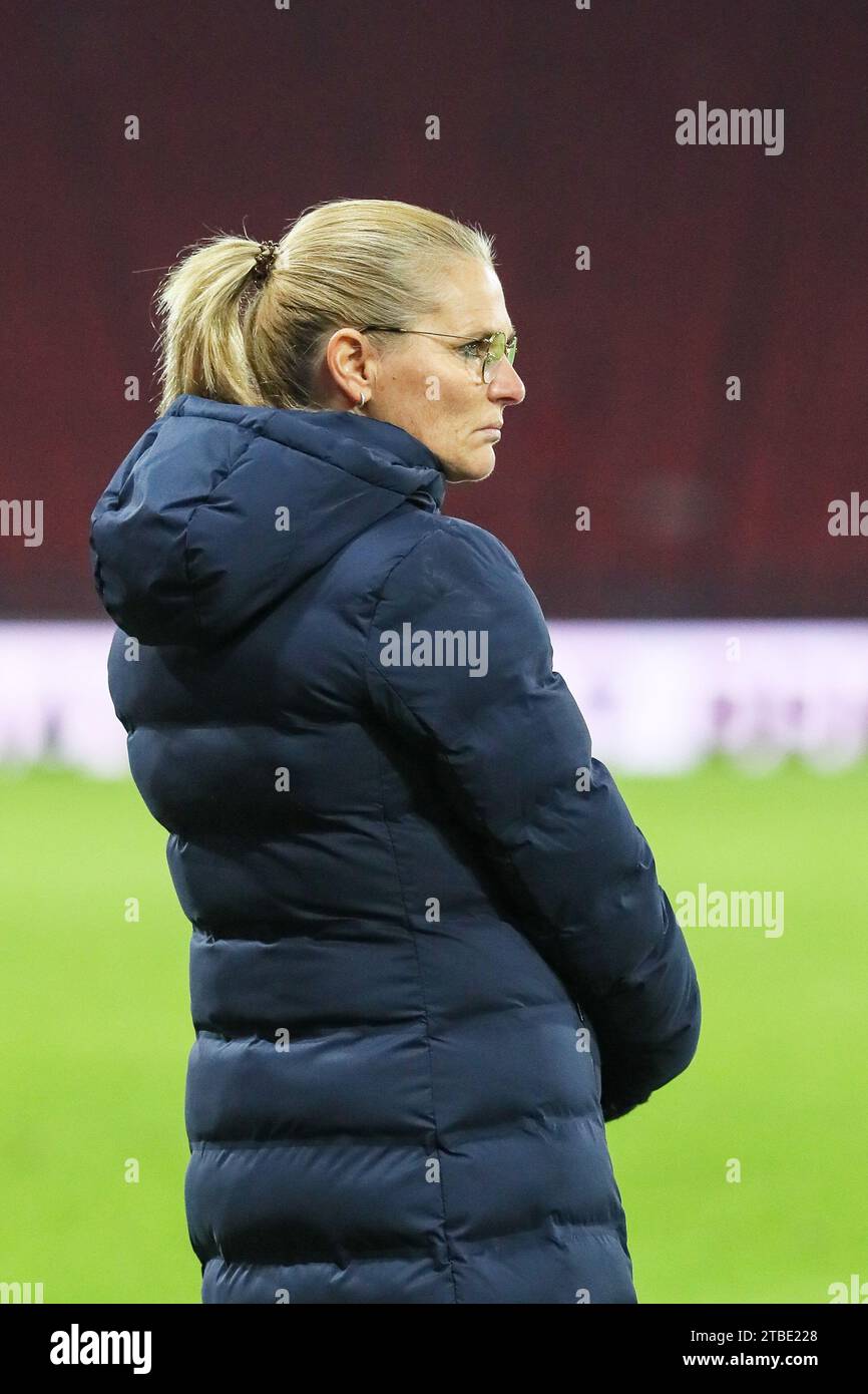 SARINA WIEGMAN, Cheftrainer der englischen Fußballnationalmannschaft der Frauen. Das Bild wurde aufgenommen, während sie die Spieler beim Training und Aufwärmen beobachtete Stockfoto