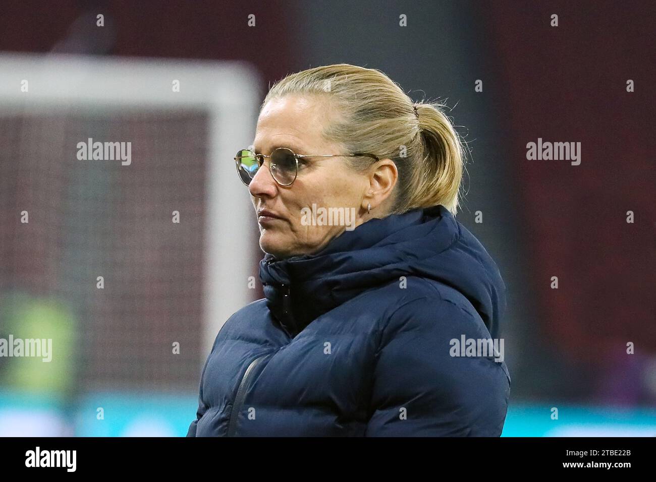SARINA WIEGMAN, Cheftrainer der englischen Fußballnationalmannschaft der Frauen. Das Bild wurde aufgenommen, während sie die Spieler beim Training und Aufwärmen beobachtete Stockfoto