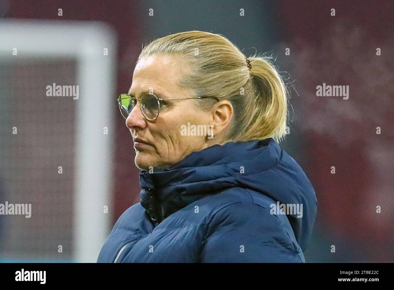 SARINA WIEGMAN, Cheftrainer der englischen Fußballnationalmannschaft der Frauen. Das Bild wurde aufgenommen, während sie die Spieler beim Training und Aufwärmen beobachtete Stockfoto