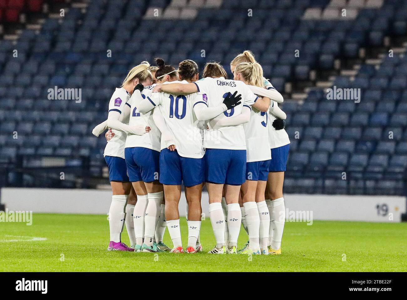 Die englische Fußballnationalmannschaft der Frauen, die vor einem internationalen Fußballspiel gegen Schottland ein Mannschaftsspiel hatte, Hampden Park, Glasgow, Schottland, Stockfoto