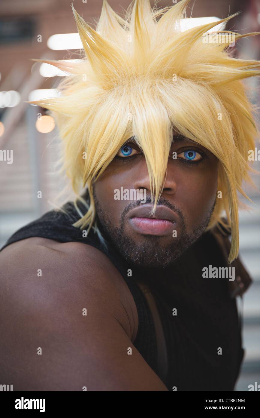 NEC, BIRMINGHAM, GROSSBRITANNIEN - 3. DEZEMBER 2023. Porträt eines männlichen Cosplayer, der als Final Fantasy-Charakter Cloud Strife bei einem britischen Comic-Cone verkleidet ist Stockfoto