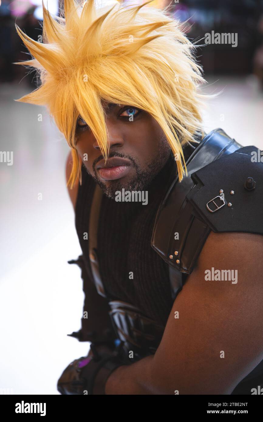NEC, BIRMINGHAM, GROSSBRITANNIEN - 3. DEZEMBER 2023. Porträt eines männlichen Cosplayer, der als Final Fantasy-Charakter Cloud Strife bei einem britischen Comic-Cone verkleidet ist Stockfoto