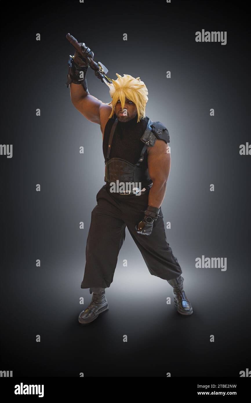 NEC, BIRMINGHAM, GROSSBRITANNIEN - 3. DEZEMBER 2023. Männlicher Cosplayer als Final Fantasy-Charakter Cloud Strife bei einem britischen Comic-Event mit blonder Perücke und Stockfoto