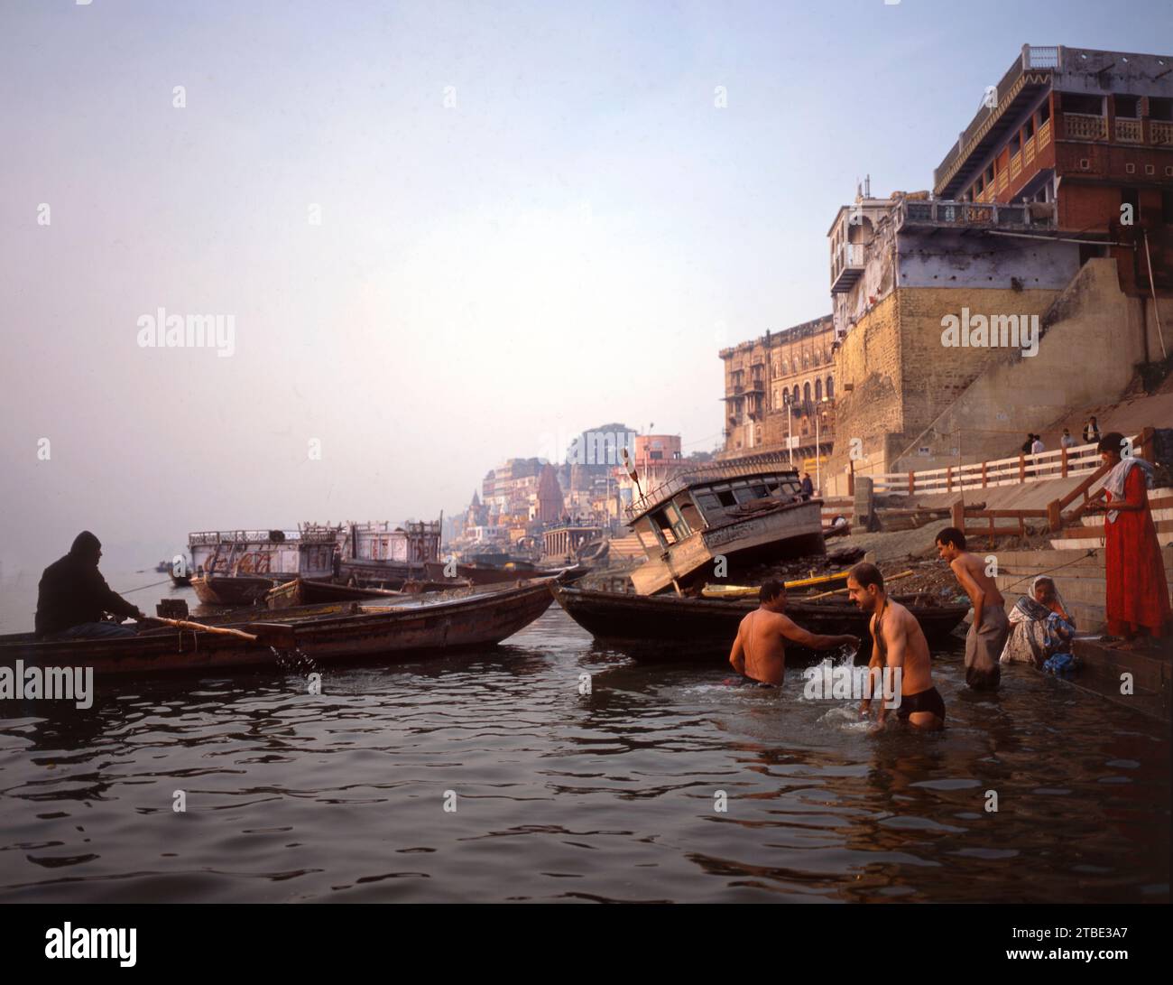 Gruppe von Menschen, die ihre Morgenabwässer durchführen, Ganges River, Varanasi, Uttar Pradesh, Indien Stockfoto