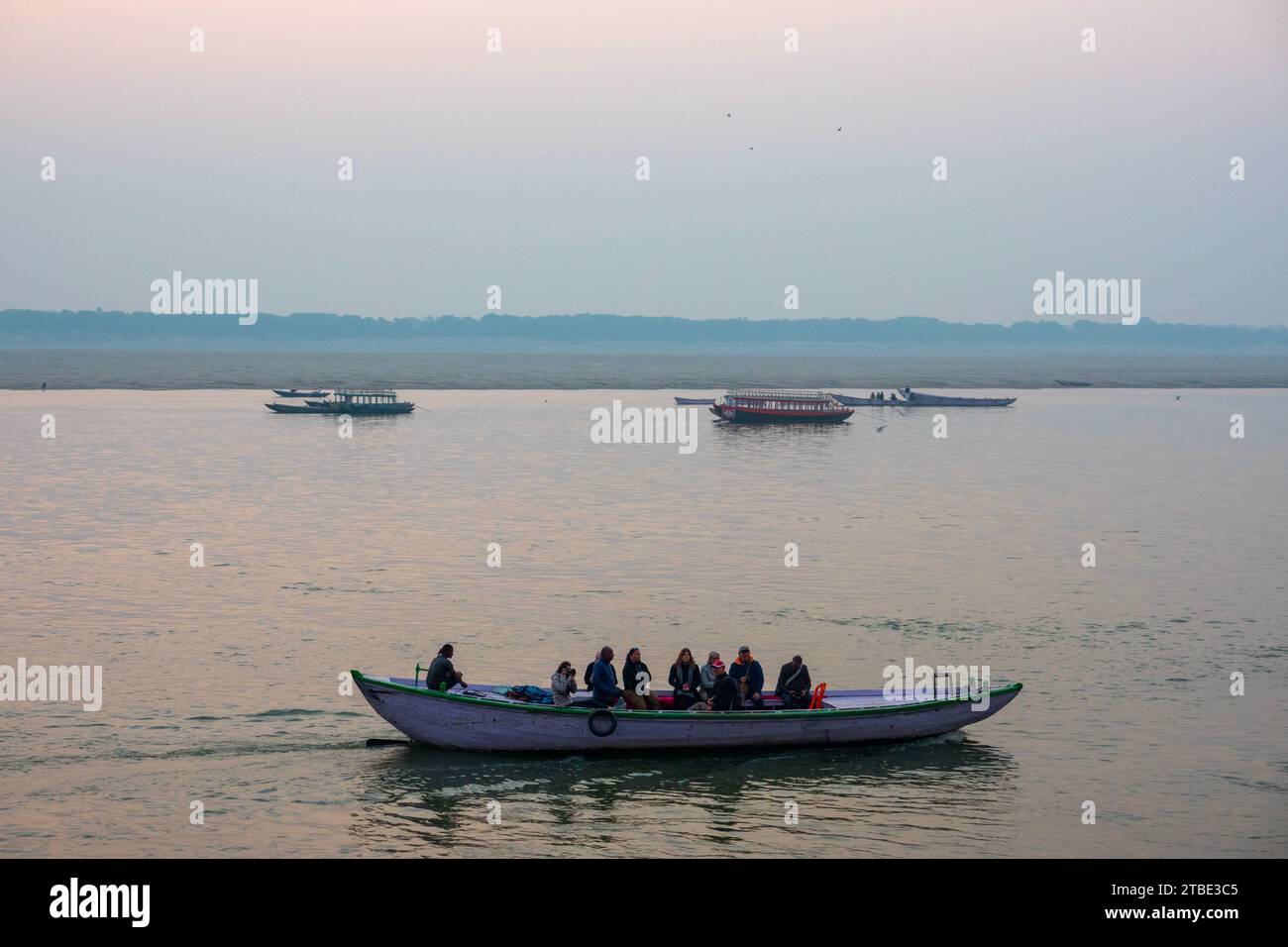 Touristenboot auf dem Ganges Fluss, Varanasi, Uttar Pradesh, Indien Stockfoto