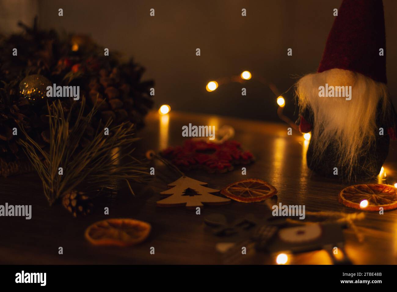 Weihnachtskranz mit Spielzeug, getrockneten Orangenfrüchten und festlichen Lichtern. Adventsdekoration. Silvesterfeier. Weihnachtskarte. Winterferien. Stockfoto