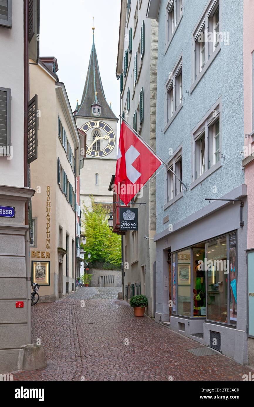 Zürich, Schweiz - 13. Juni 2018: Kleine Straße Richtung St. Peter Pfarrhaus, eine der vier Hauptkirchen der Altstadt. Stockfoto