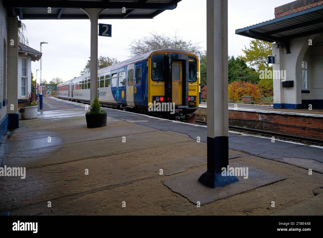 Die Northern Trains 55342 verlassen den Bahnsteig 2 am Bahnhof Driffield auf dem Weg nach Bridlington Stockfoto