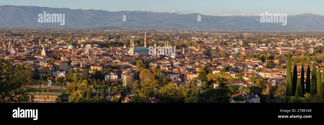 Das Stadtbild von Vicenza im Abendlicht. Stockfoto