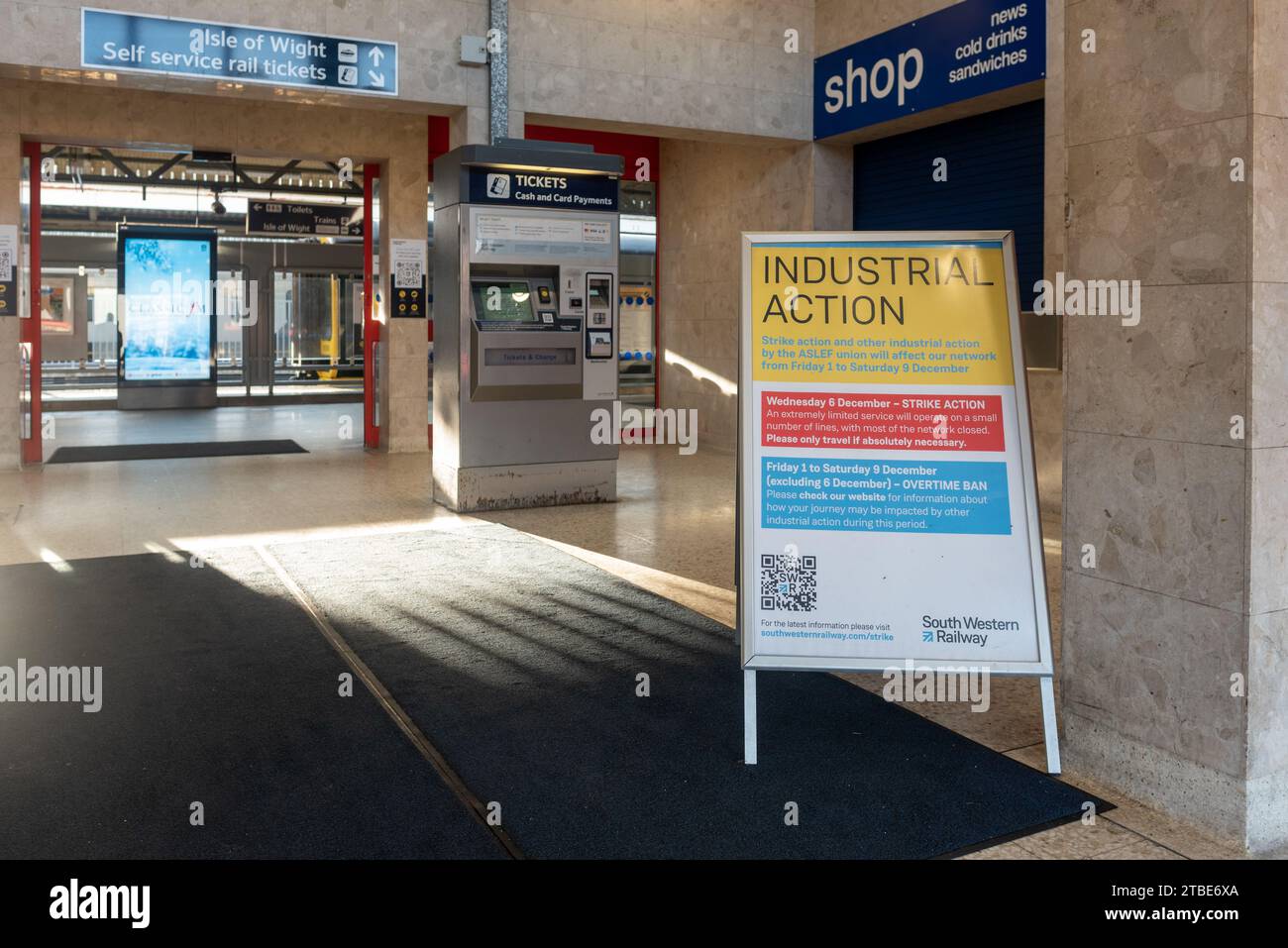 Hinweistafel für Streikaktionen im Südwesten an der Portsmouth Harbour Station. Dezember 2023 Stockfoto