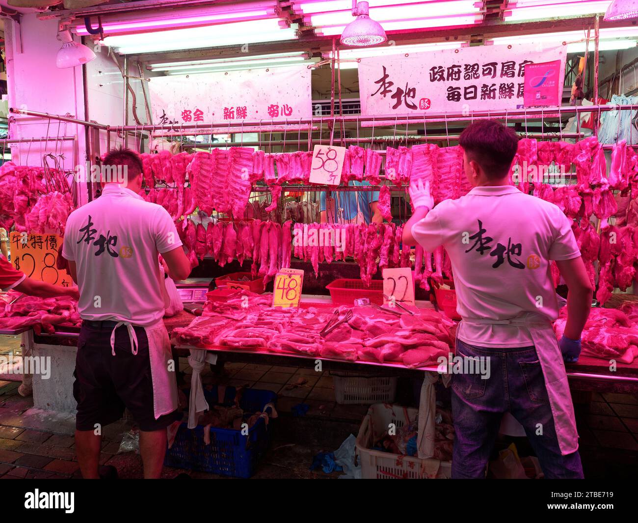 Metzger bereiten Fleisch für den Verkauf auf einem Markt in Hongkong vor Stockfoto