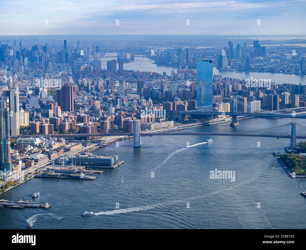 Die Brooklyn Bridge of the East River wurde 1883 eröffnet und erstreckt sich über 1600 Meter. 1964 wurde die Brücke zum historischen Wahrzeichen erklärt. Stockfoto
