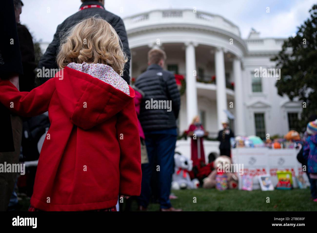 Washington, Usa. Dezember 2023. Ein Mädchen sieht zu, als First Lady Jill Biden am Mittwoch, den 6. Dezember 2023, im Weißen Haus in Washington, DC beim Toys for Tots-Event für lokale Marine Corps und Familien mit Militäranschluss spricht. Foto: Bonnie Cash/UPI Credit: UPI/Alamy Live News Stockfoto