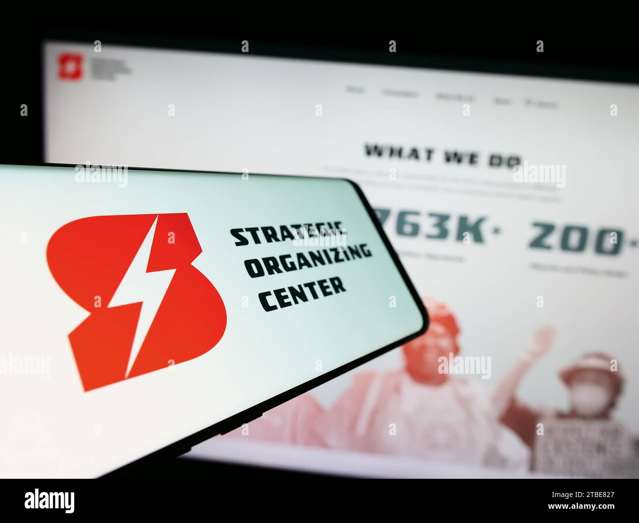 Smartphone mit Logo der gewerkschaftskoalition Strategic Organizing Center (SOC) vor der Website. Fokussieren Sie sich auf die linke Mitte des Telefondisplays. Stockfoto