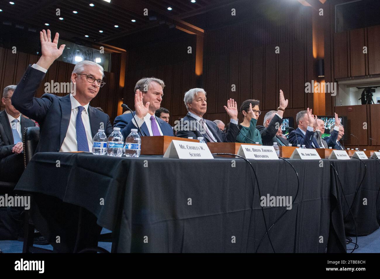 Charles W. scharf, CEO und President, Wells Fargo & Company; Brian Thomas Moynihan, Chairman und CEO der Bank of America; Jamie Dimon, JPMorgan Chase & Co.; Jane Fraser, CEO, Citigroup; Ronald O'Hanley, State Street; Robin Vince, BNY Mellon; David Solomon, Goldman Sachs; James P. Gorman, Morgan Stanley, erheben die Hände auf eine Reihe von Ja-oder-Nein-Fragen von Senatoren bei einer Anhörung im Senat Banking, Housing, and Urban Affairs am Mittwoch, den 6. Dezember 2023, im Bürogebäude des Hart Senats in Washington, DC. Quelle: Annabelle Gordon/CNP /MediaPunch Stockfoto